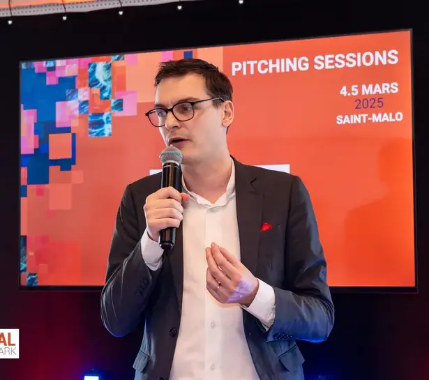 Antoine Pezé en conférence lors d'une session de pitching