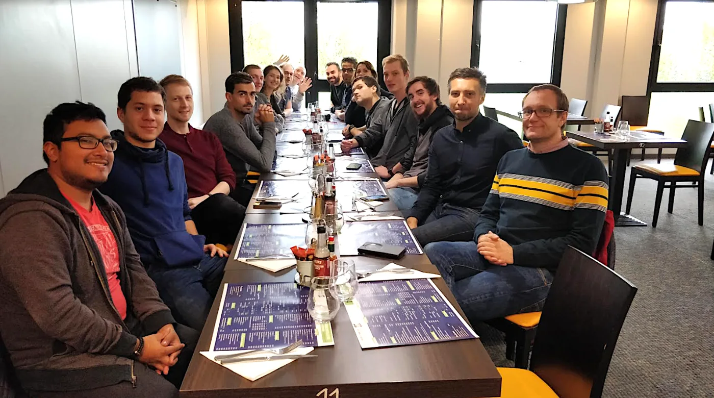 La Digital Tribe réunie autour d'une table